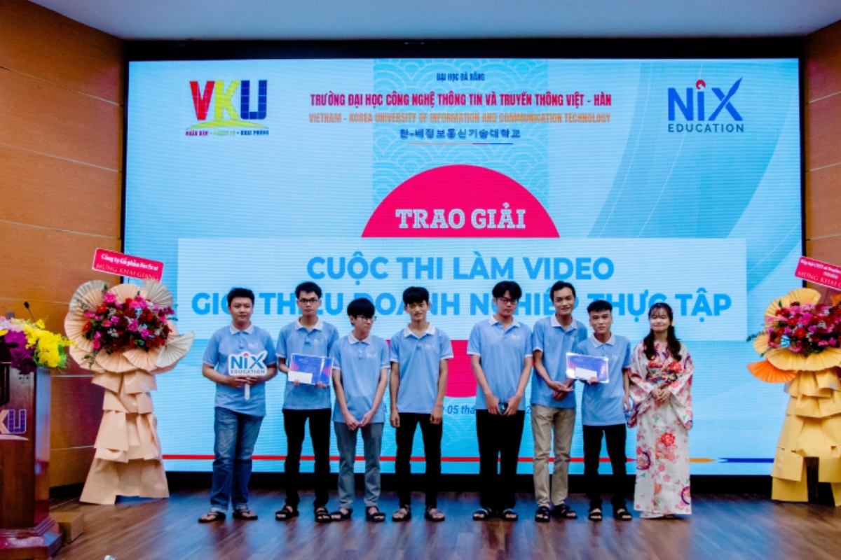 Trao giải cuộc thi "sáng tạo video" tại lễ khai giảng